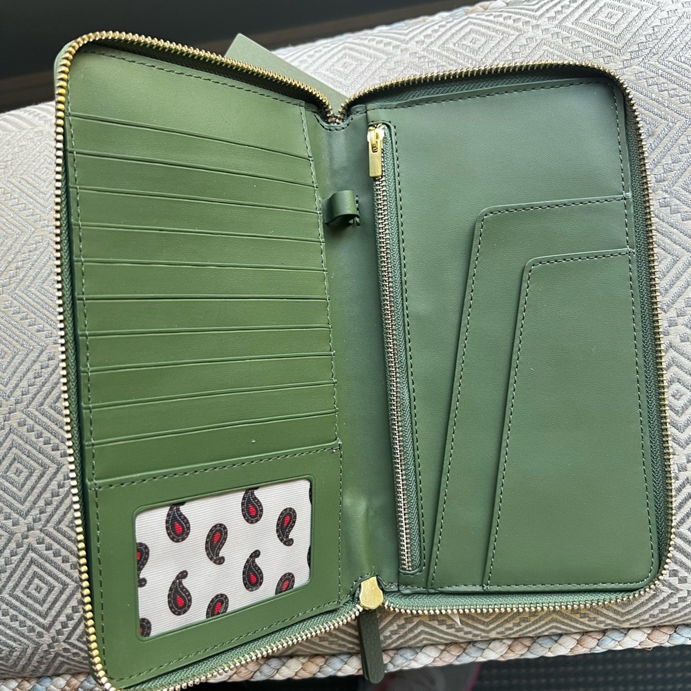 Elegant Vera Bradley Green Leather Women's Travel Wallet - Picture 2 of 7
